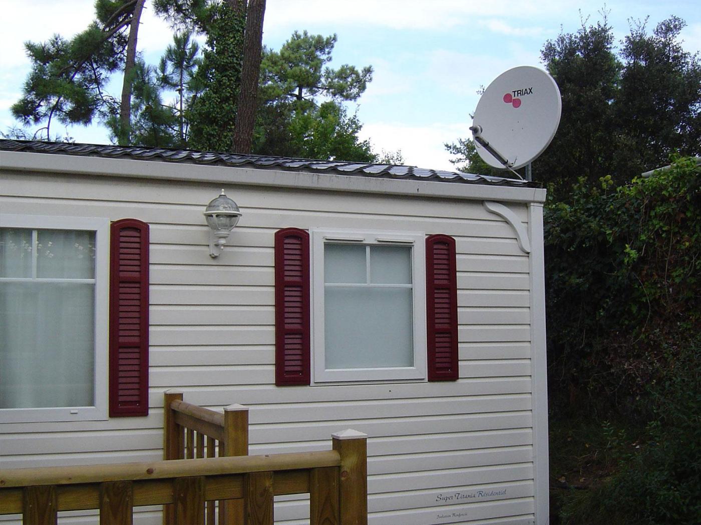 Mobil home équipé d'une parabole